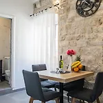 Ivan Apartman *